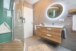 卡迪皮特拉Alpen Living - 2 Stock的带淋浴、盥洗盆和镜子的浴室