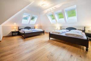 卡迪皮特拉Alpen Living - 2 Stock的阁楼间设有两张床和天窗。
