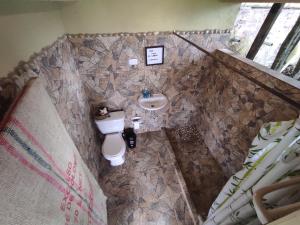 拉维加Vega Glamping的一间带水槽和卫生间的浴室