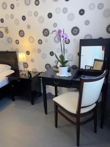 纽伦堡沃斯汀设计精品酒店的卧室配有一张带镜子和鲜花的桌子。