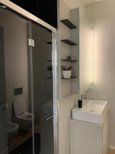 卢加诺SKY的带淋浴、盥洗盆和卫生间的浴室