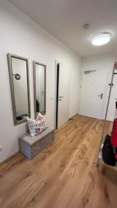 赛特朵夫Ferienwohnung Karasek Deluxe的一间空房间,铺有木地板,配有镜子