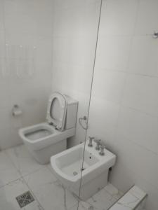 布宜诺斯艾利斯Caminito Apart的白色的浴室设有卫生间和水槽。