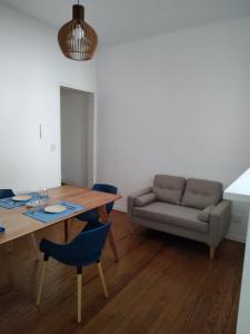 布宜诺斯艾利斯Caminito Apart的客厅配有桌子和沙发
