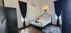 佩纳利克村Kamalia Villas的一间卧室配有一张带蓝色窗帘和镜子的床