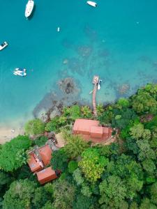 阿布拉奥Casa da Ilha Inn, Ilha Grande的靠近水面的度假胜地的空中景致