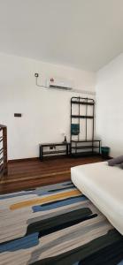 佩纳利克村Kamalia Villas的白色的房间,配有床和地毯
