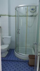美寿明太酒店的带淋浴和卫生间的浴室