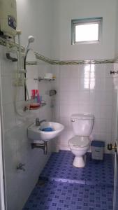 美寿明太酒店的一间带卫生间和水槽的浴室