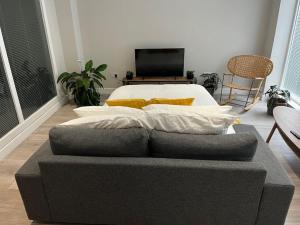 伦敦Lovely 1-bedroom apartment in London N1的客厅配有一张沙发,设有一张床