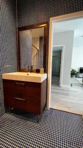 伦敦Lovely 1-bedroom apartment in London N1的浴室设有水槽和墙上的镜子
