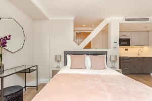 伦敦Cleveland Residences Farringdon的一间卧室配有一张大床和一张书桌