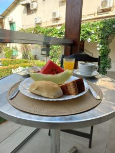 马瑙斯Mindú Park Hotel的一张桌子上放着一盘面包和水果