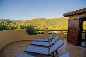 托雷德尔斯泰尔Cann'e Sisa Luxury Villa Perla Marina B的一组椅子坐在一个山地庭院里,背景是