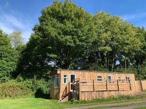 KentisbeareBalmoral Country Cabin的一个带栅栏的木屋