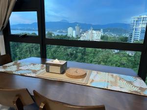 哥打京那巴鲁JY HOME -Jesselton Quay Citipads Mt Kinabalu View and Seaview, Contactless Self Check-in, Free WiFi的一张桌子,上面有盒子和帽子