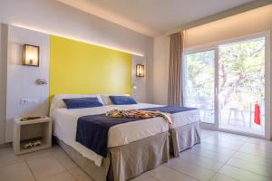 坎布里尔斯依思迪瓦埃尔多拉多度假酒店的一间卧室设有一张大床和一个大窗户