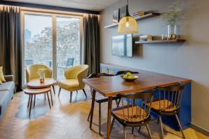 柏林Downtown Apartments Mitte-Wedding的厨房以及带桌椅的起居室。