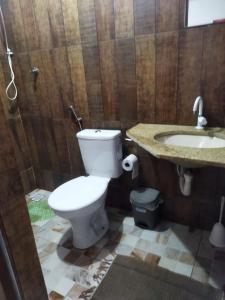 巴西利亚Angel Locação de Quartos的一间带卫生间和水槽的浴室