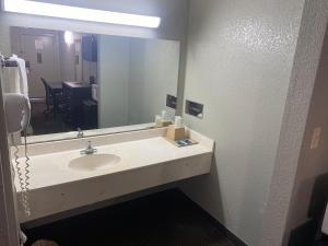福雷斯特城DIAMOND INN的一间带水槽和大镜子的浴室