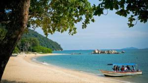 邦咯Pangkor Better Life Minimalist Beach Villa-13 to15pax Free WiFi的和海滩上的人一起乘船