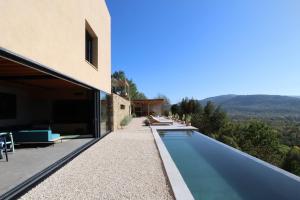 莫托文Villa Terra Motovun的享有带游泳池的外部景致