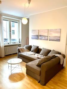 赫尔辛基Villa Centralen的客厅配有沙发和桌子