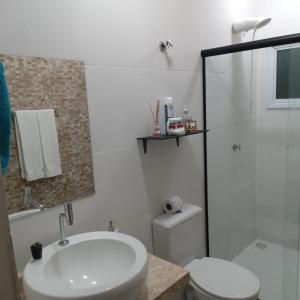 阿蒂巴亚Hospedagem Sol Nascente的一间带水槽、卫生间和淋浴的浴室