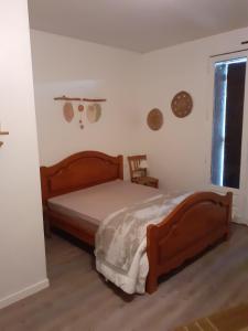 DamazanLa Rivière的一间卧室设有一张床和一个窗口