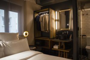 马德里Letoh Letoh Gran Vía的一间卧室配有一张床、镜子和一个衣柜