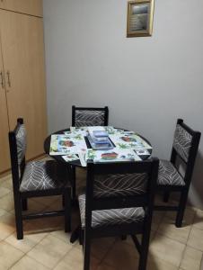 拉莫西Grace's Santuary的餐桌、两把椅子、一张桌子和一张桌布