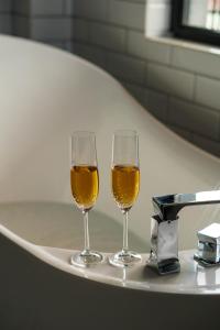 泰拉维Boutique Hotel Kviria的浴缸上放两杯葡萄酒