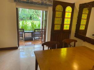 贝托贝提姆1 BHK Luxury Beachside Homestay in South Goa的一间带桌椅和镜子的用餐室