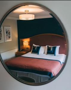 肯尼迪山新镇美仑酒店的一间带镜子内床的卧室