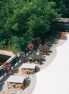 肯尼迪山新镇美仑酒店的桌椅和鲜花的顶部景色