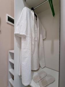 阿斯塔纳1 комнатная рядом c EXPO, Mega Silk Way的浴室设有挂在架子上的白色毛巾