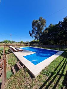 查斯科穆斯Cabañas la soñada的公园里的一个蓝色海水游泳池