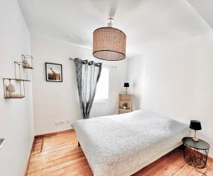 Ruelle-sur-TouvreVilla 2 chambres Netflix - Wifi - Parking - Terasse的白色的卧室设有床和窗户