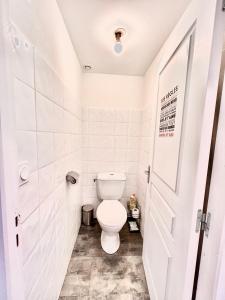 Ruelle-sur-TouvreVilla 2 chambres Netflix - Wifi - Parking - Terasse的浴室设有白色卫生间和门