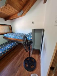 罗萨里奥La casa de Hostal del Sol的客房设有两张双层床和风扇。