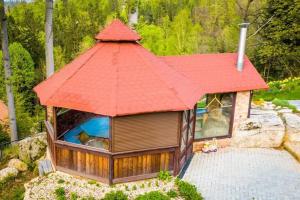 普热谢卡Przestronny Dom w gorach w sercu Karkonoszy的享有凉亭空中美景,设有红色屋顶