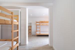 福斯·杜·阿勒奥Sunshine Hostel的带两张双层床的客房和一间卧室