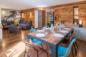 夏蒙尼-勃朗峰Loft-chalet with exterior and view in Chamonix的用餐室以及带桌椅的起居室。