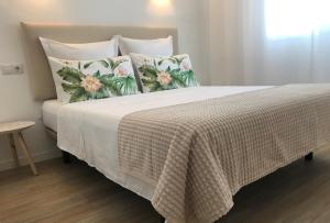 莫莱拉MORAIRA, PRECIOSO ADOSADO al LADO DEL MAR的一间卧室配有一张大床和两个枕头