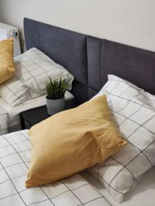卡托维兹Piękny apartament 3-pokojowy的床上的黄色枕头