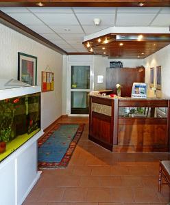 菲尔恩海姆度尼奇施韦泽胡斯利酒店的大房间设有鱼缸和柜台