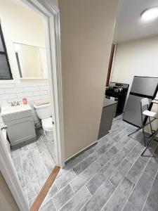 纽约Beautiful private rooms in a shared apartment upper west side的一间带卫生间和水槽的浴室