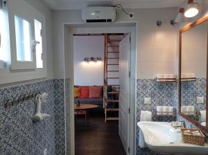 马拉加Casa Valparaíso Málaga for everybody的一间带水槽和镜子的浴室