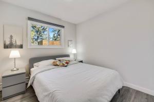 卡尔加里Roxboro #1 Premium Central 3BR Home Parking, Wifi的白色的卧室设有床和窗户