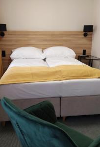 比亚韦斯托克Centrum Apartamenty Jurowiecka 60 parking的一间卧室配有一张带黄色毯子的大床